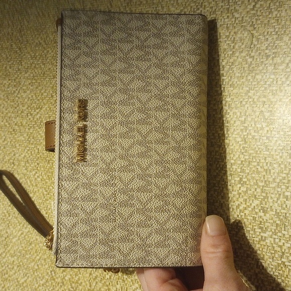 Micheal kors nwt double zip pocket snap wallet retails 198.00 jet set collection - Picture 4 of 13